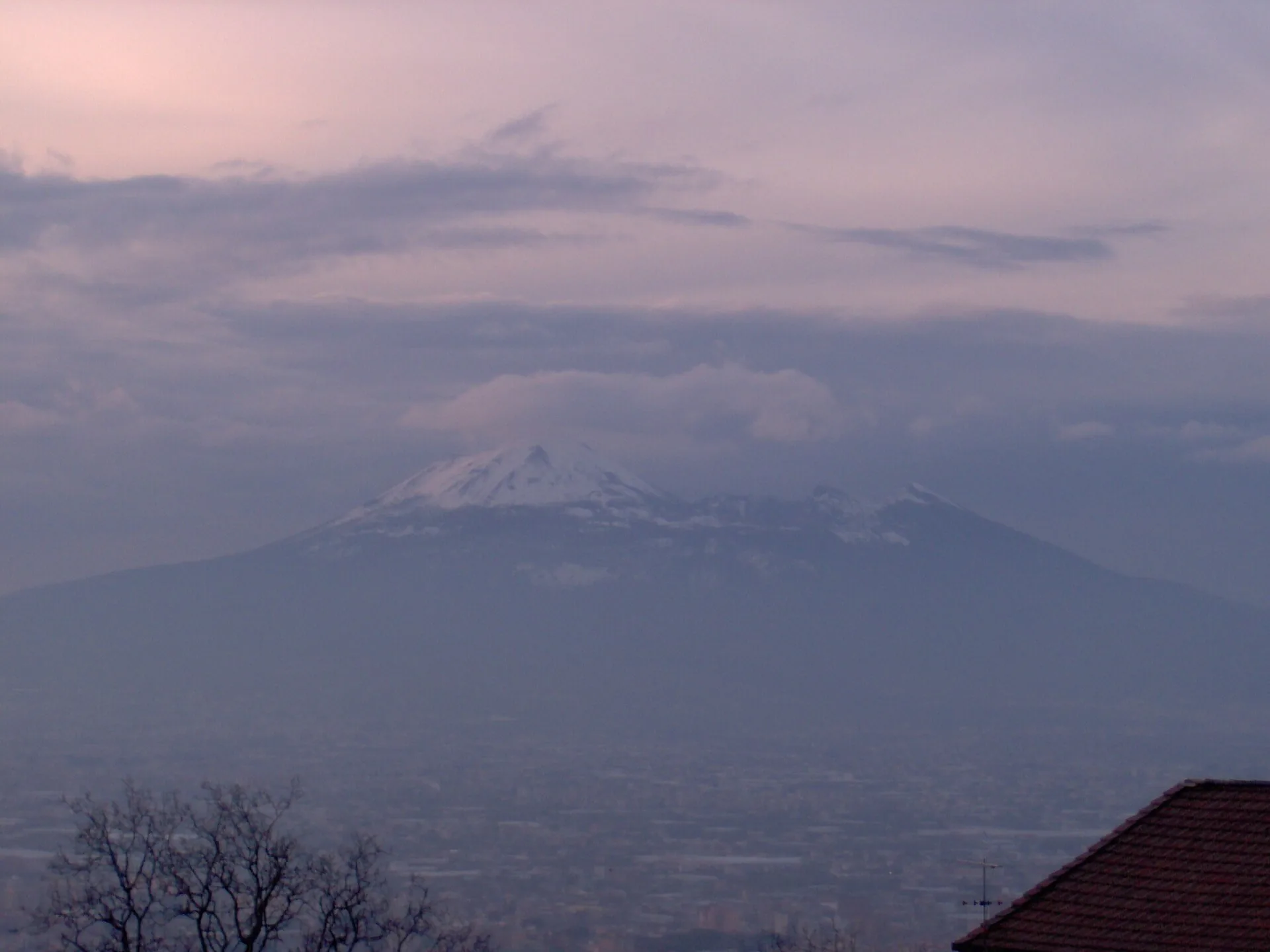 Il Vesuvio con la cima imbiancata dalla neve, al tramonto