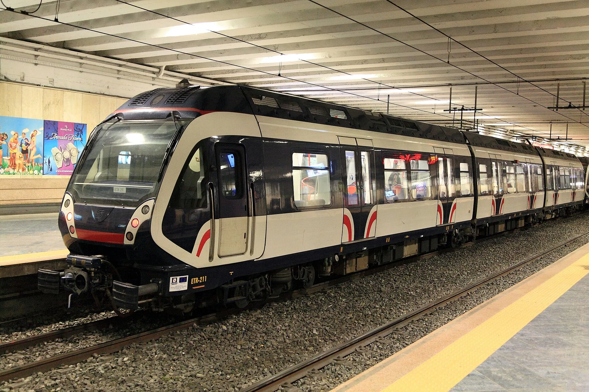 Un treno della Circumvesuviana fermo al binario della stazione Garibaldi a Napoli