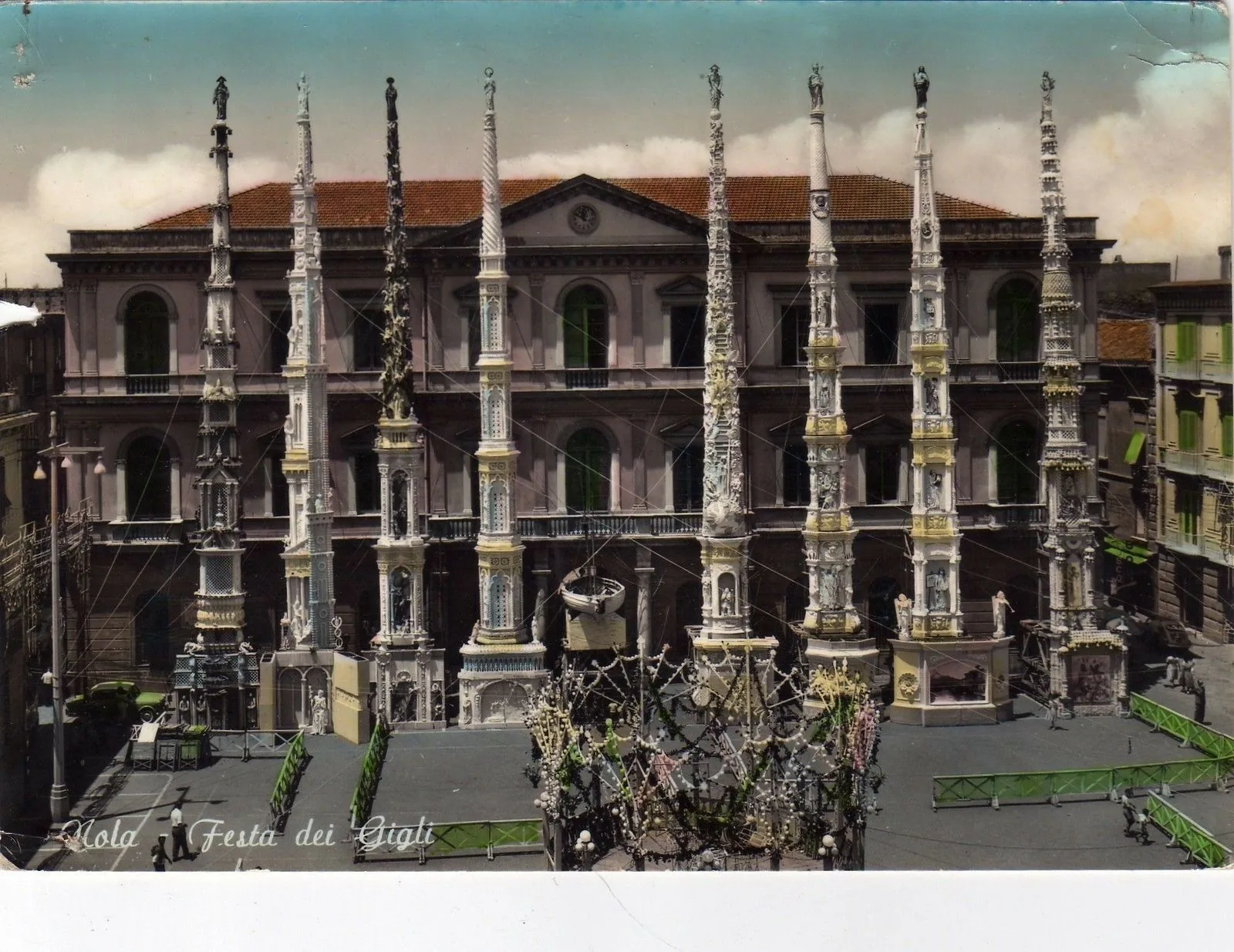 I gigli in piazza a Nola in una cartolina d’epoca della festa