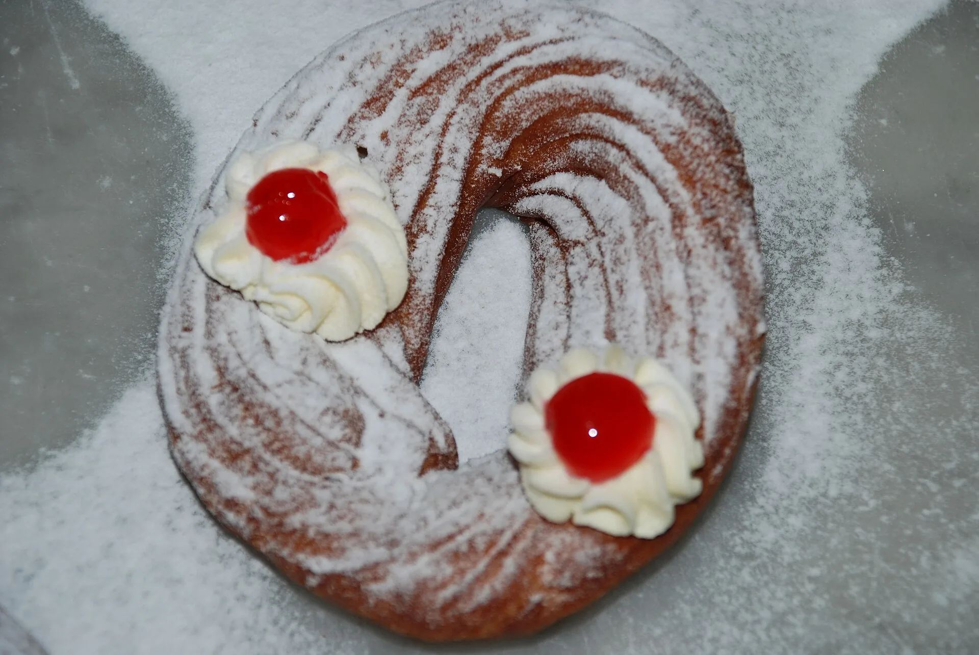 Una zeppola di San Giuseppe con la crema e le amarene