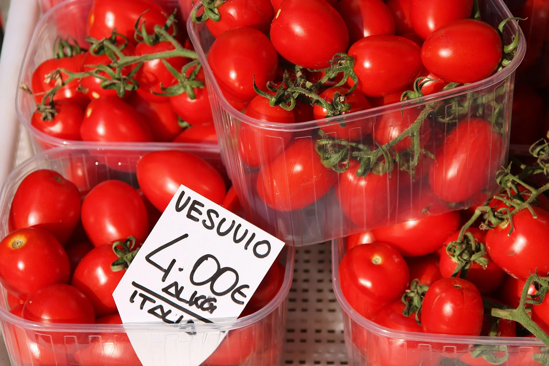 Vaschette di pomodorini a grappolo del Vesuvio al mercato