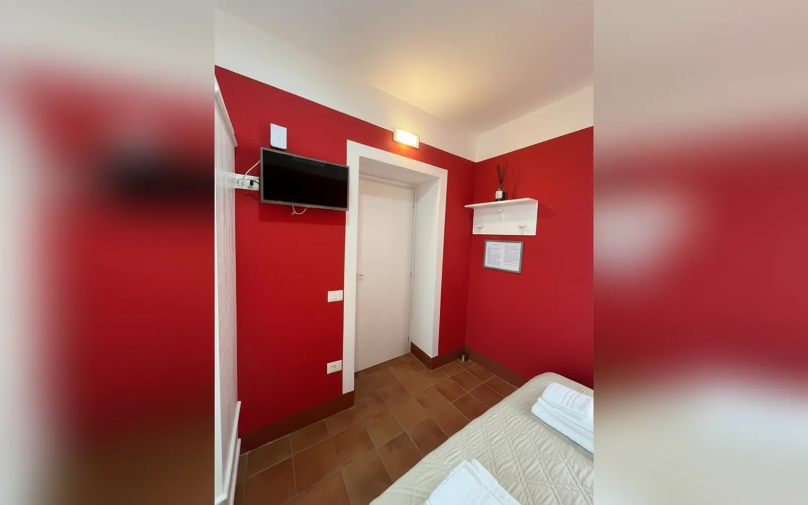 La TV a parete e la porta della Camera Pomodorino del Piennolo del Vesuvio