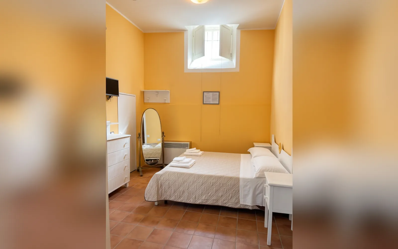 La Camera Albicocca Pellecchiella del Vesuvio con le pareti color albicocca